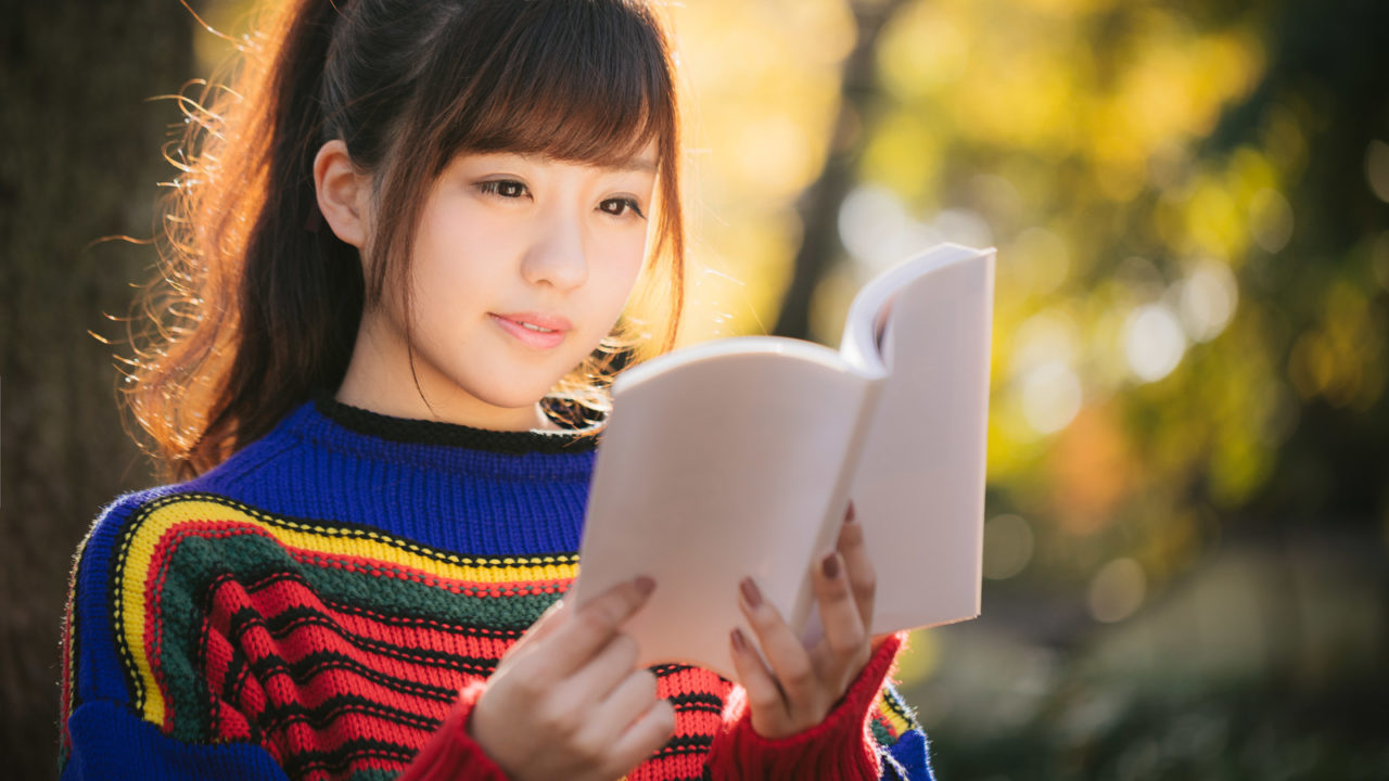 読書する女子